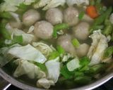 Foto langkah ke 2 dari resep Sop Cemplung Bakso Sapi.
