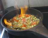 Foto del paso 6 de la receta: Habas y guisantes flambeados con tocino
