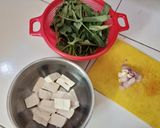 Foto langkah ke 1 dari resep Sup kangkung tahu simpel.