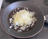 Foto del paso 1 de la receta: Cebolla caramelizada sin azúcar
