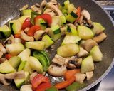Foto del paso 4 de la receta Plumas con langostinos, almejas y verduritas