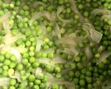 Foto del paso 3 de la receta: Guisantes con cebolla y huevo poché