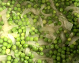 Foto del paso 3 de la receta: Guisantes con cebolla y huevo poché
