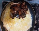 Foto del paso 4 de la receta: Omelette de champiñones, cebolla y queso (optativo)