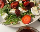 Foto del paso 3 de la receta: Ensalada de rúcula,rulo de cabra,queso de Burgos,fresas y mermelada casera !!!