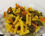 Foto del paso 2 de la receta: Pasta Fusilli de colores con bimi!