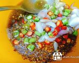รูปขั้นตอนการทำที่ 2 ของ ยำขนมจีนไก่ผัด สูตรโล๊ะตู้เย็น