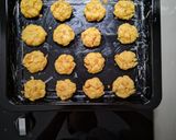 Foto langkah ke 8 dari resep Cornflakes Cookies Tanpa Mixer.