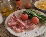 Foto del paso 1 de la receta: Chuletas de cordero rebozadas con pasta y espinacas