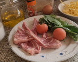 Foto del paso 1 de la receta: Chuletas de cordero rebozadas con pasta y espinacas