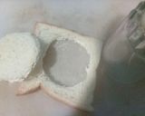 Foto langkah ke 2 dari resep Eggs in a hole...🍞🍳.