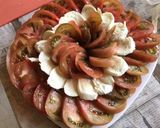 Une image de l'étape 6 de Salade de tomates noires, mozzarella di buffala et oignons nouveaux.