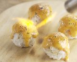 Foto langkah ke 5 dari resep Rice Ball Crab Stick Mentai.