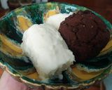 Foto del paso 5 de la receta: Cookies de chocolate con chispas y helado de coco