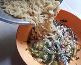 Foto langkah ke 3 dari resep 90. Omelet Mie Sakura Goreng Pedas.