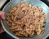 Foto del paso 3 de la receta: Ensalada con pasta farfalle integral, tomates secos, queso feta y más 😉💓