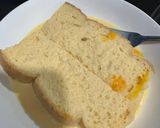 Hình bước làm 1 của món French toast - 2 Cách ăn sandwich với dâu tây cho bữa sáng nhanh gọn