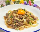 A picture of step 6 of Sukiyaki Udon: Udon Noodles in Sweet & Savory Broth.