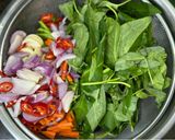 Gambar langkah 1 resipi Kangkung Masak Lemak Putih.