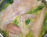 Foto del paso 3 de la receta: Merluza en salsa verde con huevos cocidos