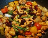A picture of step 3 of Stir-Fried Chicken with Cashew Nuts.