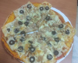 Foto del paso 3 de la receta: Pizza de atún, aceitunas negras y cebolla frita