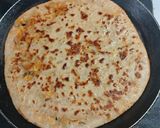 A picture of step 3 of Paneer paratha.