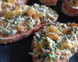 Фото кроку 6 до Піца на батоні з сардельками, помідором і шпинатом 🍕.