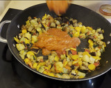 Foto del paso 2 de la receta: Muslitos de pollo con pisto (congelado)
