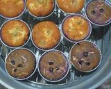 Foto langkah ke 6 dari resep Cupcake pisang panggang rasa taro dan original.