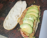 Foto del paso 5 de la receta: Bocadillo de tortilla vaga de papas de paquete y jamón serrano con lechuga, tomate y aguacate