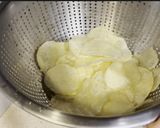 Foto del paso 1 de la receta: Papas, gulas y huevo frito