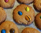 Une image de l'étape 1 de Cookies aux M&M'S et beurre de cacahuètes.