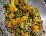 गोभी आलू मटर सब्ज़ी (gobi aloo matar sabzi recipe in Hindi) रेसिपी चरण 8 फोटो