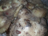 Pollo con papas a las hierbas, especias y vino tinto