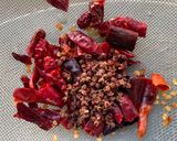 รูปขั้นตอนการทำที่ 3 ของ น้ำพริกดำมะแขว่นหมูสับ 🌶️🫚