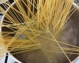 A picture of step 1 of Spaghetti Aglio olio peperoncino.