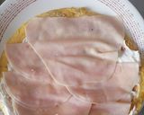 Foto del paso 1 de la receta: Rulo de tortilla relleno de queso y pavo con verdura salteada