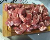 Une image de l'étape 1 de Araignée de porc marinée oignon rouge et romarin.
