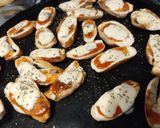 Foto del paso 3 de la receta: Pizzetitas de pan tostado