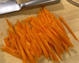 Hình bước làm 1 của món Cà rốt và enoki Xào Shirodashi (Carrot and enoki Stir-fry with Shirodashi)
