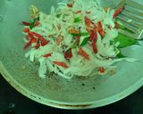 Foto langkah ke 3 dari resep Oseng jamur tiram pedas.