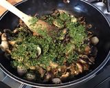 Une image de l'étape 3 de Couronne d omelette aux champignons et tomates à l ail et persil.