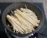 Hình bước làm 1 của món Nấm Kim Châm Xào Rau Răm
