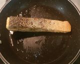 Foto del paso 2 de la receta: Salmón y espárragos con salsa de mantequilla y limón