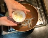 รูปขั้นตอนการทำที่ 4 ของ กุ้งผัดไข่