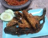 Foto langkah ke 6 dari resep Crispy Catfish with Marination Method.