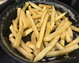 Foto del paso 4 de la receta: Papas Fritas con Salsa de queso a la Sartén de hierro 🇨🇱