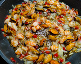 Foto del paso 5 de la receta: Pasta fresca con mejillones y langostinos