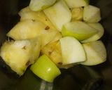 A picture of step 1 of Pineapple and apple drink.